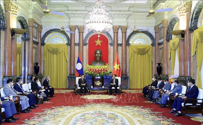 Photo: President Nguyen Xuan Phuc receives Chairman of the Lao National Assembly Saysomphone Phomvihane. VNA Photo: Thống Nhất