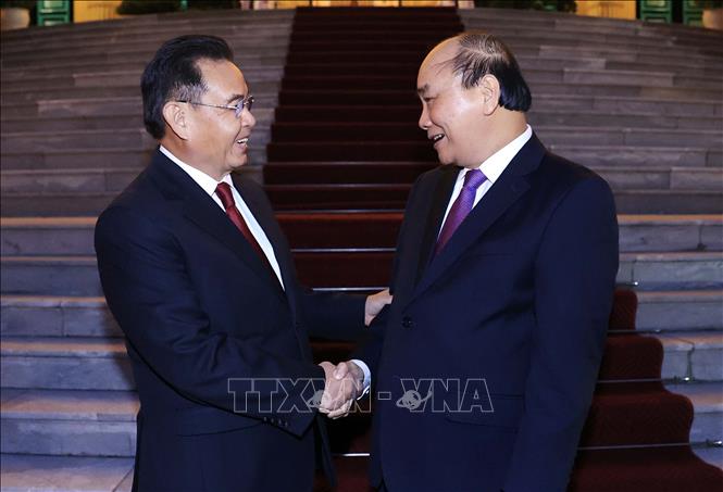 Photo: President Nguyen Xuan Phuc receives Chairman of the Lao National Assembly Saysomphone Phomvihane. VNA Photo: Thống Nhất