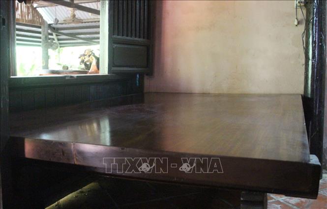 Trong ảnh: Tấm phản gỗ theo đúng cách bố trí của ngôi nhà Việt cổ ngày xưa. Ảnh: Phan Sáu - TTXVN
