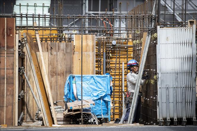 Trong ảnh: Công nhân làm việc tại công trường xây dựng ở Tokyo, Nhật Bản. Ảnh: AFP/ TTXVN