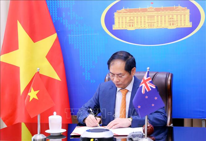 Bộ trưởng Ngoại giao Bùi Thanh Sơn ký chương trình hành động Việt Nam - New Zealand giai đoạn 2021-2024. Ảnh: Lâm Khánh - TTXVN