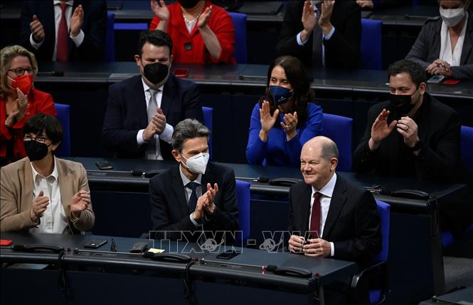 Trong ảnh: Ông Olaf Scholz (phải, hàng trước) được bầu làm Thủ tướng Đức tại phiên họp Quốc hội ở Berlin ngày 8/12/2021. Ảnh: AFP/TTXVN
