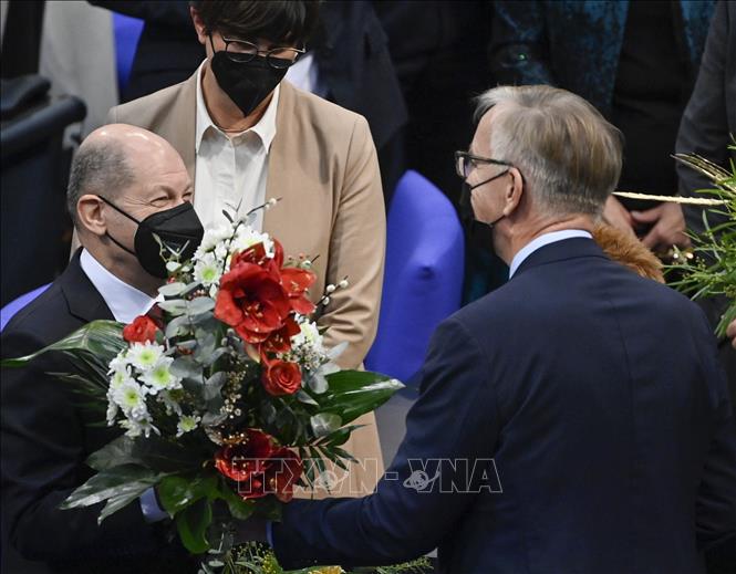 Trong ảnh: Ông Olaf Scholz (trái) được bầu làm Thủ tướng Đức tại phiên họp Quốc hội ở Berlin ngày 8/12/2021. Ảnh: AFP/TTXVN