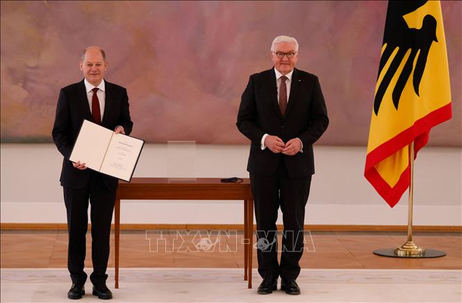 Trong ảnh: Ông Olaf Scholz (trái) nhận quyết định bổ nhiệm từ Tổng thống Frank-Walter Steinmeier, sau khi được Quốc hội bầu làm Thủ tướng mới của CHLB Đức, tại Berlin, ngày 8/12/2021. Ảnh: AFP/TTXVN