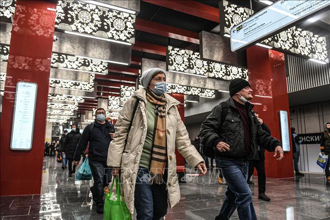 Trong ảnh: Hành khách tại nhà ga Michurinsky Prospekt ở Moskva, Nga, ngày 7/12/2021. Ảnh: THX/TTXVN