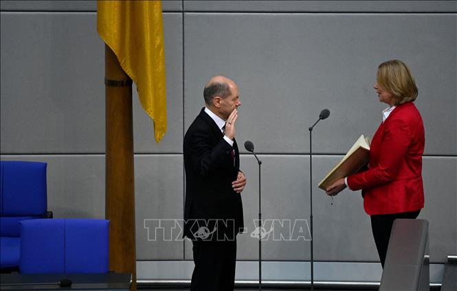 Trong ảnh: Thủ tướng Olaf Scholz (trái) trong lễ tuyên thệ nhậm chức tại Berlin, Đức, ngày 7/12/2021. Ảnh: AFP/TTXVN