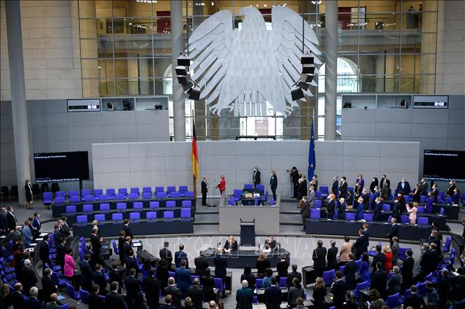 Trong ảnh: Thủ tướng Olaf Scholz (trái) trong lễ tuyên thệ nhậm chức tại Berlin, Đức, ngày 7/12/2021. Ảnh: AFP/TTXVN