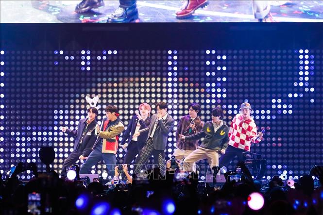 Trong ảnh: Nhóm nhạc Hàn Quốc BTS biểu diễn tại  Los Angeles, Mỹ, ngày 3/12/2021. Ảnh: YONHAP/TTXVN
