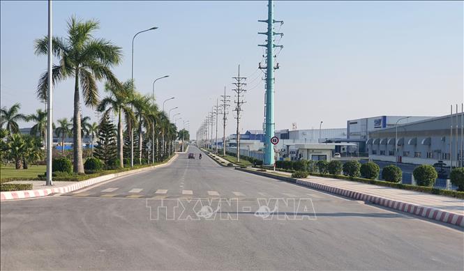 Trong ảnh: Khu công nghiệp Thăng Long- Vĩnh Phúc nằm trên địa bàn huyện Bình Xuyên đã cơ bản hoàn thành cơ sở hạ tầng và đang đón các nhà đầu tư từ các nước vào xây nhà xưởng để sản xuất- kinh doanh. Ảnh: Nguyễn Trọng Lịch- TTXVN

