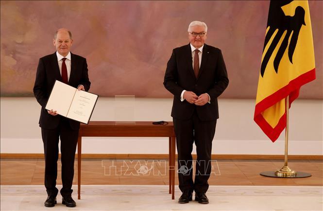 Trong ảnh: Tổng thống liên bang Đức Frank-Walter Steinmeier (phải) và tân Thủ tướng Olaf Scholz  tại lễ  bổ nhiệm các thành viên nội các mới ở Berlin, Đức, ngày 8/12/2021. Ảnh: AFP/TTXVN