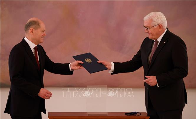 Trong ảnh: Tổng thống liên bang Đức Frank-Walter Steinmeier (phải) và tân Thủ tướng Olaf Scholz  tại lễ  bổ nhiệm các thành viên nội các mới ở Berlin, Đức, ngày 8/12/2021. Ảnh: AFP/TTXVN