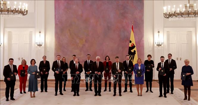 Trong ảnh: Tổng thống liên bang Đức Frank-Walter Steinmeier (giữa) và tân Thủ tướng Olaf Scholz  chụp ảnh với các thành viên nội các mới ở Berlin, Đức, ngày 8/12/2021. Ảnh: AFP/TTXVN