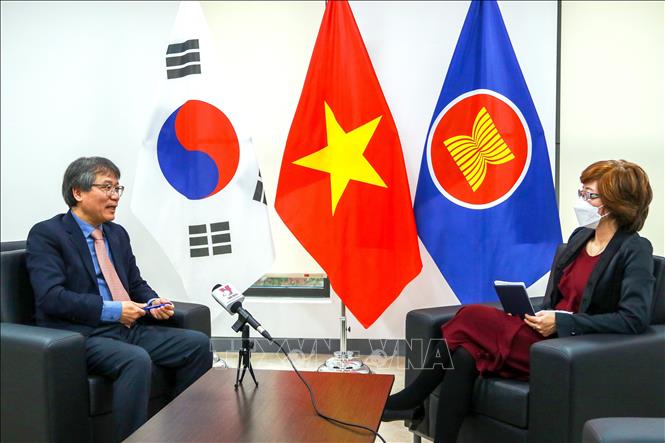 Trong ảnh: Đại sứ Việt Nam tại Hàn Quốc Nguyễn Vũ Tùng trả lời phỏng vấn của phóng viên TTXVN tại Hàn Quốc. Ảnh: Anh Nguyên - PV TTXVN tại Hàn Quốc