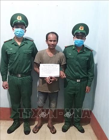 Đối tượng Trương Quang Đại (giữa) bị lực lượng chức năng bắt giữ. Ảnh: TTXVN phát