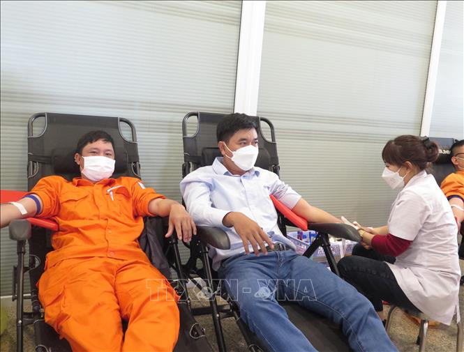 Trong ảnh: Người lao động trong Công ty CP Điện lực Khánh Hoà tham gia hiến máu nhân đạo hưởng hứng 