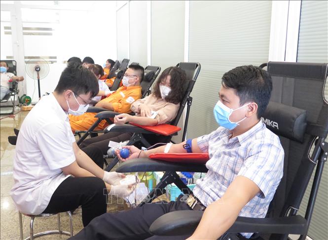 Trong ảnh: Người lao động trong Công ty CP Điện lực Khánh Hoà tham gia hiến máu nhân đạo hưởng hứng 