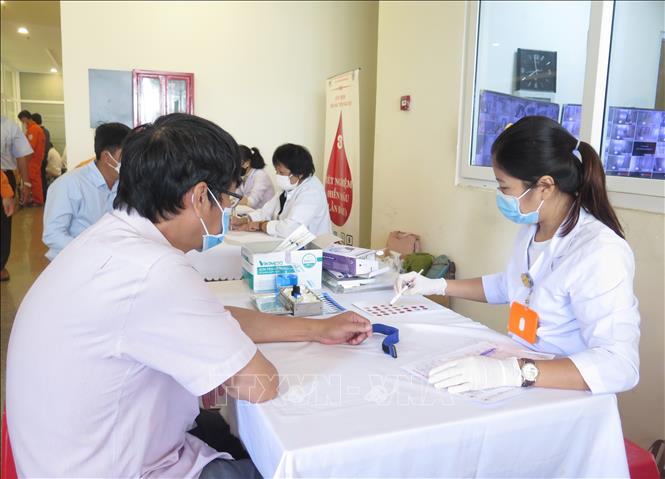 Trong ảnh: Công nhân, người lao động khám sức khỏe, xét nghiệm sàng lọc máu trước khi chính thức hiến máu tình nguyện. Ảnh: Phan Sáu - TTXVN