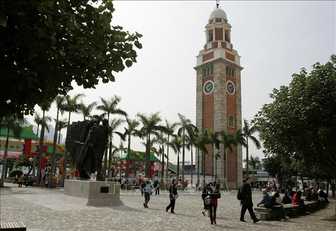 Trong ảnh: Tháp đồng hồ Tsim Sha Tsui tại Hong Kong, Trung Quốc. Ảnh: AFP/ TTXVN