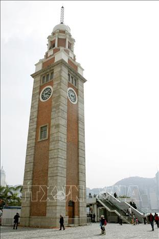 Trong ảnh: Tháp đồng hồ Tsim Sha Tsui tại Hong Kong, Trung Quốc. Ảnh: AFP/ TTXVN