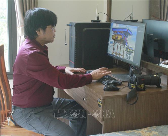 Trong ảnh: Trong 2 năm 2020 và 2021, nghệ sỹ nhiếp ảnh Dương Duy Khang (tỉnh Ninh Bình) đã giành được hơn 10 huy chương tại các cuộc thi ảnh quốc tế. Ảnh: Thùy Dung - TTXVN