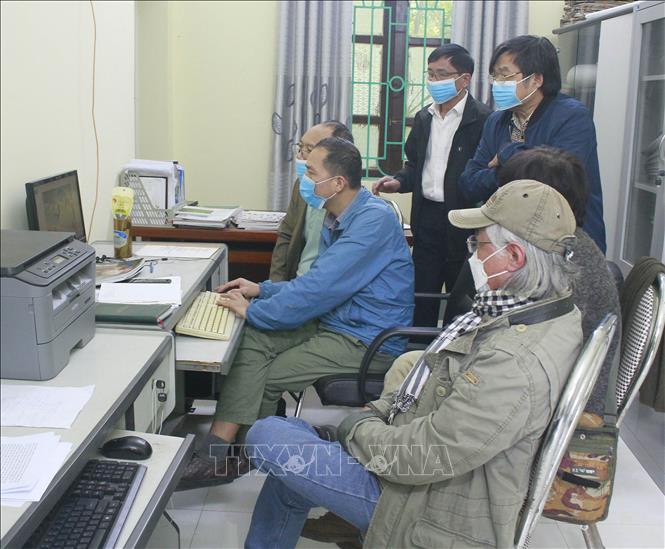 Trong ảnh: Hội viên nghệ sỹ nhiếp ảnh Ninh Bình chọn ảnh tham gia các cuộc thi, triển lãm ảnh. Ảnh: Thùy Dung - TTXVN