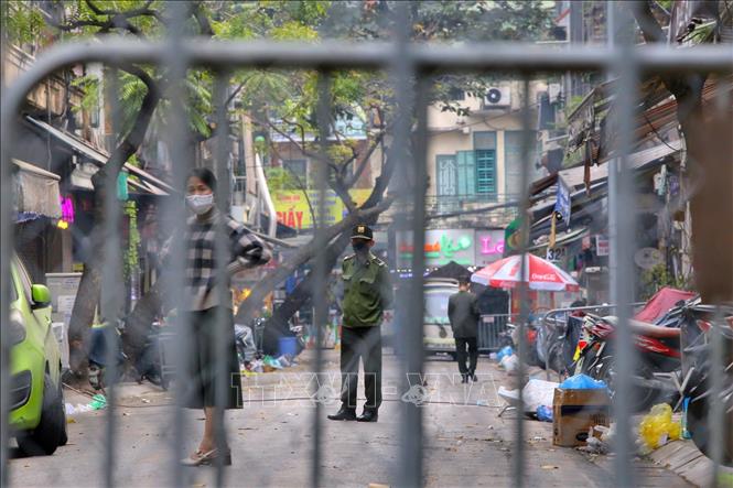 Người dân trong khu vực cách ly tại phố Hàng Thiếc (phường Hàng Gai, quận Hoàn Kiếm). Ảnh: Tuấn Đức - TTXVN