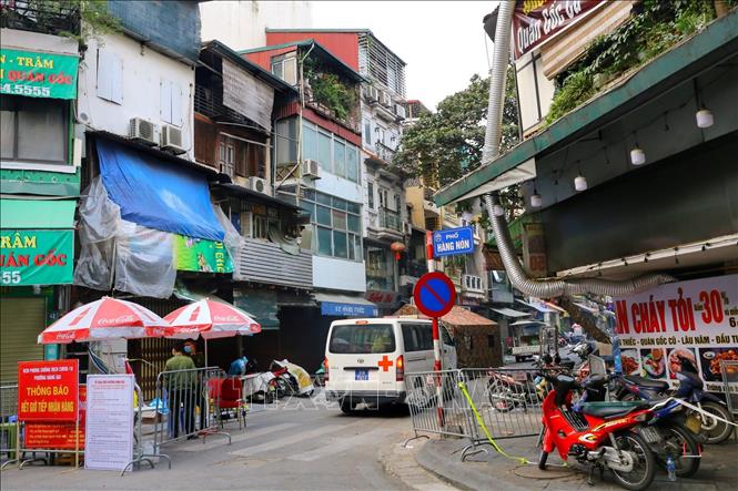 Hàng rào dựng tạo một đầu của phố Hàng Thiếc (phường Hàng Gai, quận Hoàn Kiếm). Ảnh: Tuấn Đức - TTXVN