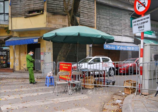 Một chốt kiểm soát phòng chống dịch trên phố Thuốc Bắc (phường Hàng Bồ, quận Hoàn Kiếm). Ảnh: Tuấn Đức - TTXVN
