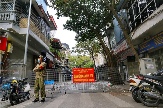 Một chốt kiểm soát trên phố Thuốc Bắc (phường Hàng Bồ, quận Hoàn Kiếm). Ảnh: Tuấn Đức - TTXVN