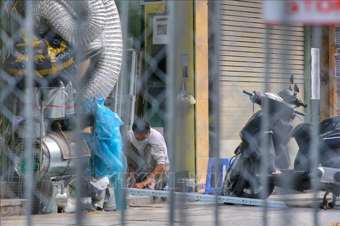 Người dân trong khu vực cách ly tại phố Hàng Thiếc (phường Hàng Gai, quận Hoàn Kiếm). Ảnh: Tuấn Đức - TTXVN