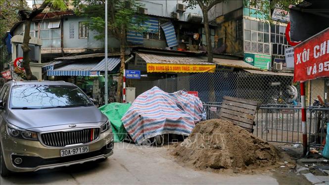 Một chốt cứng trên phố Hàng Thiếc (phường Hàng Gai, quận Hoàn Kiếm). Ảnh: Tuấn Đức - TTXVN