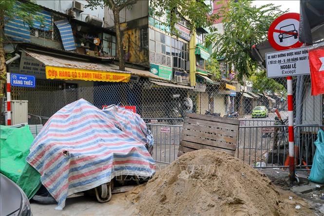 Một chốt cứng trên phố Hàng Thiếc (phường Hàng Gai, quận Hoàn Kiếm). Ảnh: Tuấn Đức - TTXVN