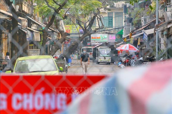Người dân trong khu vực cách ly tại phố Hàng Thiếc (phường Hàng Gai, quận Hoàn Kiếm). Ảnh: Tuấn Đức - TTXVN