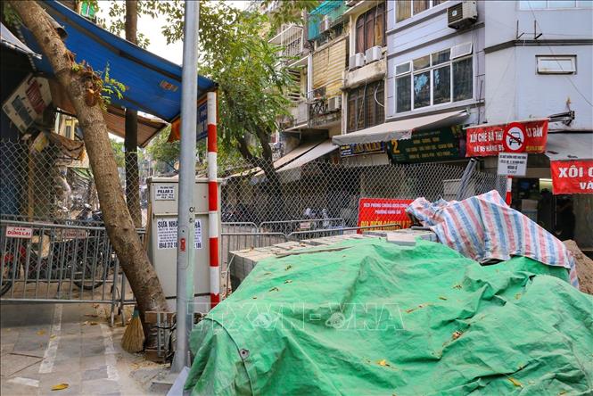 Một chốt cứng trên phố Hàng Thiếc (phường Hàng Gai, quận Hoàn Kiếm). Ảnh: Tuấn Đức - TTXVN
