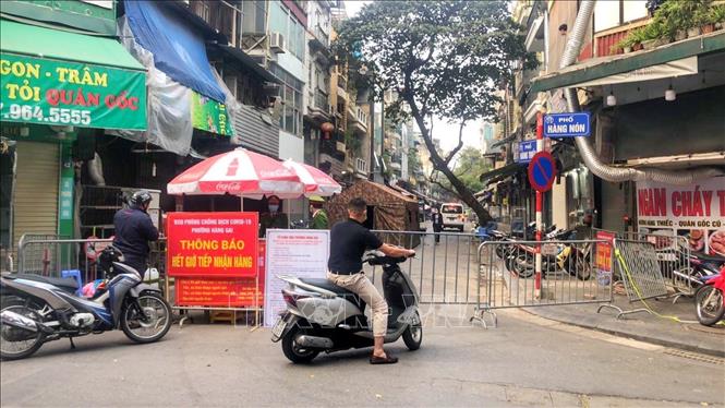 Hàng rào dựng tạo một đầu của phố Hàng Thiếc (phường Hàng Gai, quận Hoàn Kiếm). Ảnh: Tuấn Đức - TTXVN