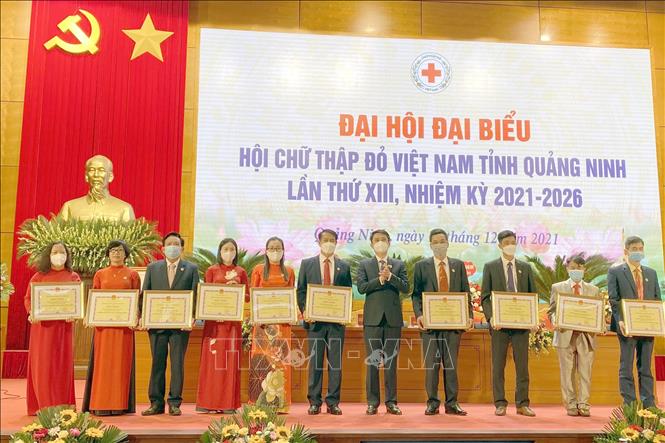 Các tập thể, cá nhân nhận Bằng khen của Chủ tịch UBND tỉnh Quảng Ninh. Ảnh: Đức Hiếu-TTXVN