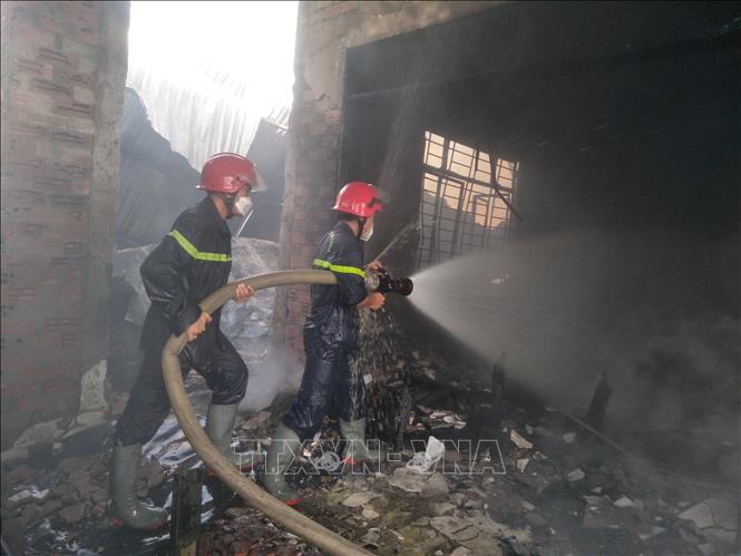 Lực lượng PCCC tiếp cận hiện trường để dập lửa. Ảnh: Huỳnh Phúc Hậu - TTXVN