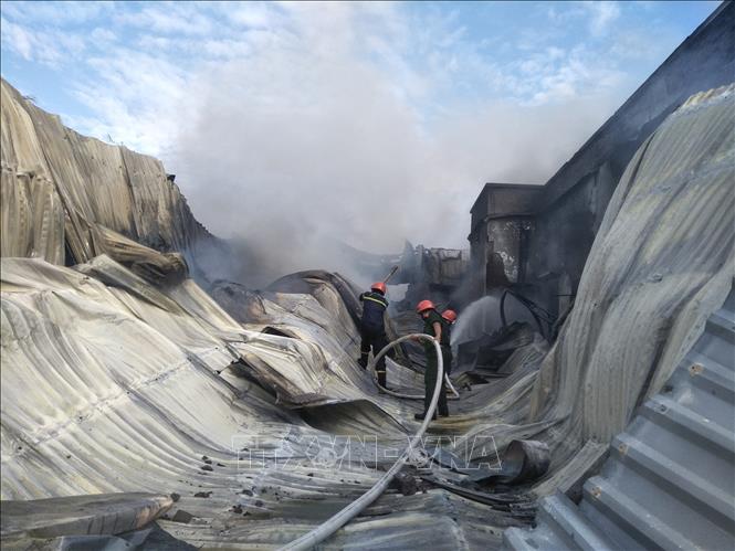 Lực lượng PCCC tiếp cận hiện trường để dập lửa. Ảnh: Huỳnh Phúc Hậu - TTXVN