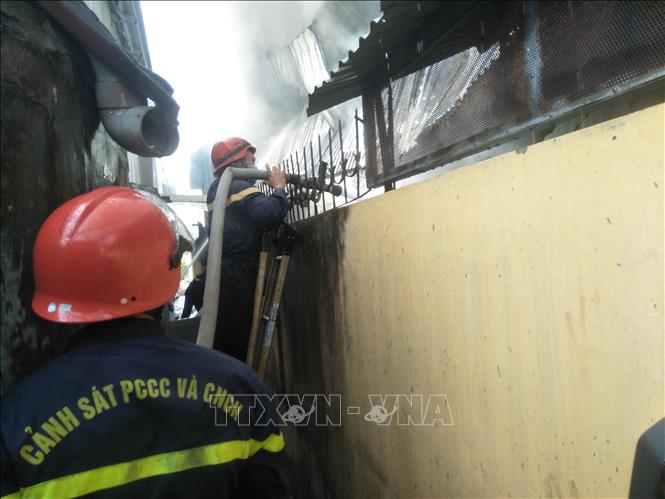 Lực lượng PCCC tiếp cận hiện trường để dập lửa. Ảnh: Huỳnh Phúc Hậu - TTXVN