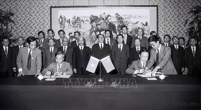 Signing ceremony of Vietnam-China Trade Agreement and Temporary Agreement on Labourers in Border Areas between the nations in Beijing under the witness of Party General Secretary Do Muoi and Chairman of the State Council Vo Van Kiet, November 7, 1991. VNA Photo