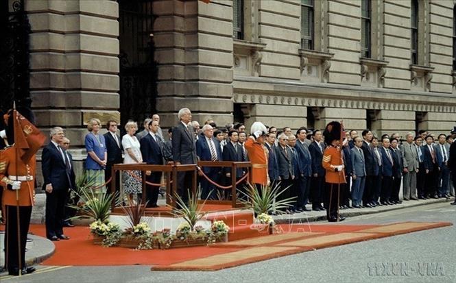 A welcome ceremony is held for Prime Minister Vo Van Kiet and a delegation from the Vietnamese Government in London on July 5, 1993: VNA Photo: Minh Đạo