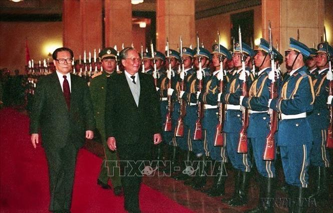 President Le Duc Anh (R) and Chinese President Jiang Zemin review the guards of honour during the former’s official friendship visit to China, in Beijing, November 9, 1993. VNA Photo: Cao Phong
