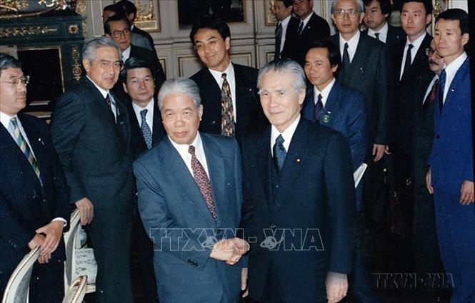 Party General Secretary Do Muoi meets with Japanese Prime Minister Tomiichi Murayama during his official visit to Japan from April 18 to 19, 1995. VNA Photo: Xuân Lâm