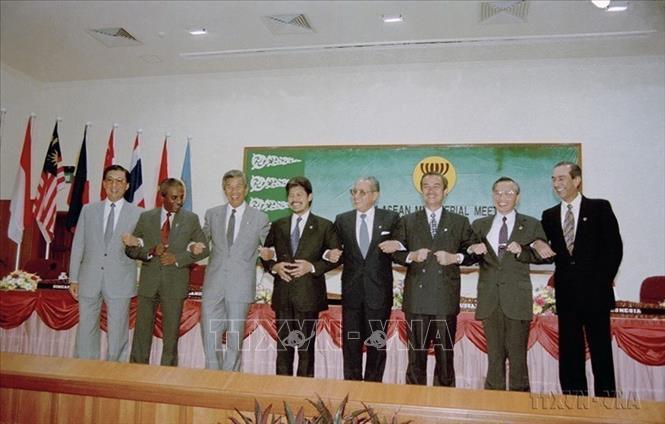 ASEAN’s Foreign Ministers and Secretary-General of ASEAN Dato Ajit Singh (first right) welcome Vietnam to become ASEAN’s 7th official member on July 28, 1995. VNA Photo: Trần Sơn