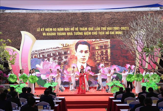 Trong ảnh: Biểu diễn văn nghệ tại buổi lễ. Ảnh: Thống Nhất- TTXVN