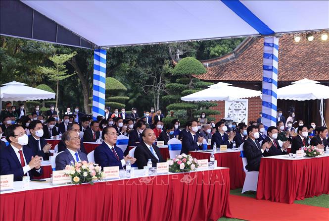 Trong ảnh: Chủ tịch nước Nguyễn Xuân Phúc, các đồng chí lãnh đạo, nguyên Đảng, Nhà nước dự Lễ kỷ niệm. Ảnh: Thống Nhất- TTXVN