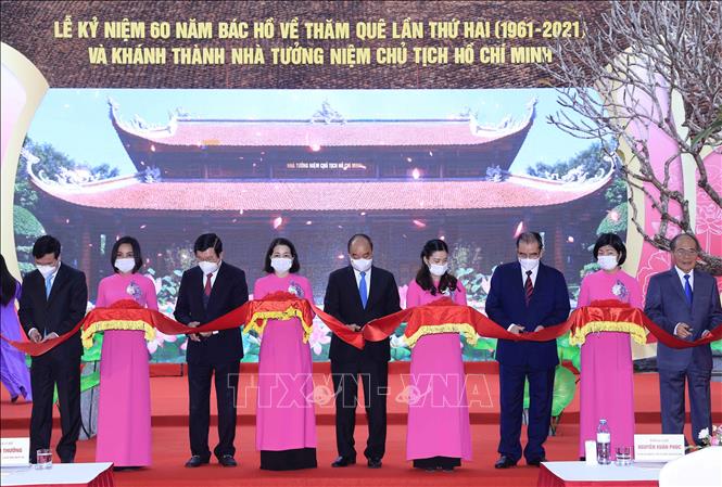 Trong ảnh: Chủ tịch nước Nguyễn Xuân Phúc và các đại biểu cắt băng khánh thành Nhà tưởng niệm Chủ tịch Hồ Chí Minh. Ảnh: Thống Nhất- TTXVN