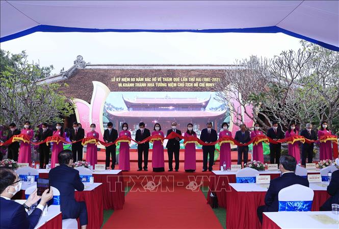 Trong ảnh: Chủ tịch nước Nguyễn Xuân Phúc và các đại biểu cắt băng khánh thành Nhà tưởng niệm Chủ tịch Hồ Chí Minh. Ảnh: Thống Nhất- TTXVN