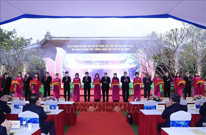Trong ảnh: Chủ tịch nước Nguyễn Xuân Phúc và các đại biểu cắt băng khánh thành Nhà tưởng niệm Chủ tịch Hồ Chí Minh. Ảnh: Thống Nhất- TTXVN