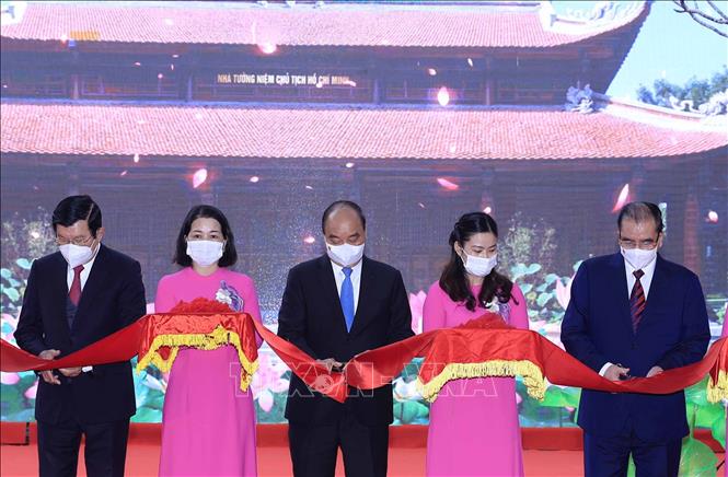 Trong ảnh: Chủ tịch nước Nguyễn Xuân Phúc và các đại biểu cắt băng khánh thành Nhà tưởng niệm Chủ tịch Hồ Chí Minh. Ảnh: Thống Nhất- TTXVN